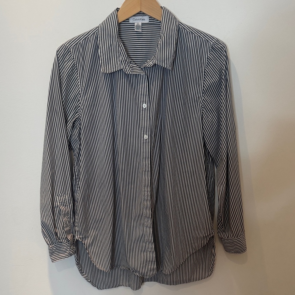 Calvin Klein pinstripe button-Up Shirt.Size L.